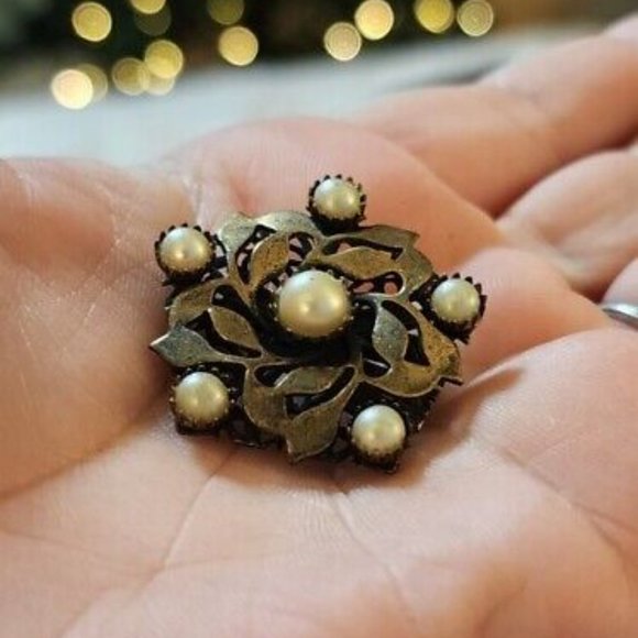 COPY - Vintage Petite Faux Pearl Brass Tone Star Brooch - Picture 3 of 3